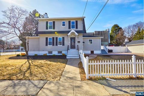 6 Levitt Avenue, Bergenfield, NJ 07621 - MLS#: 25008353
