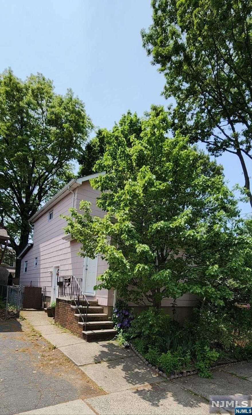 GREAT STARTER HOME 2 FAMILY ON DEAD END STREET. MOVE IN CNDITION, GOOD INVEST. SEPERATE HEAT, ELETRIC, GAS, AND HOT WATER. CLOSE TO SCHOOLS. CLOSE TO NYC TRANSPORTATION