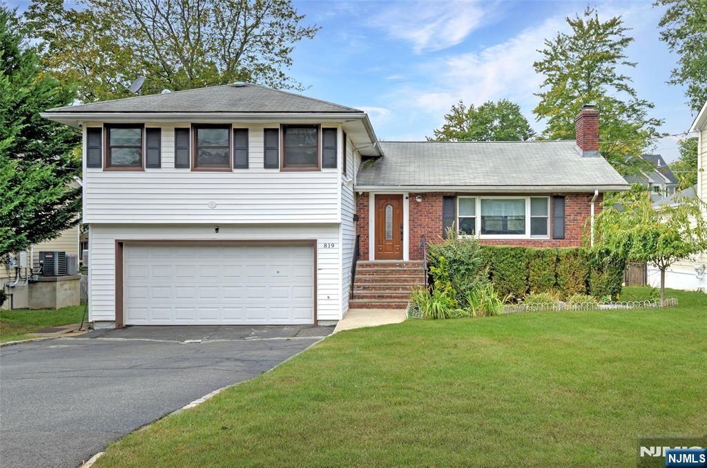 Photo of 819 Ridgewood Road, Millburn, NJ 07041 (MLS # 25036488)