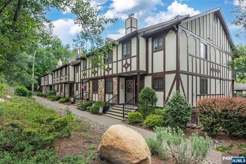 Photo of 309 Mark Twain Way, Mahwah, NJ 07430 (MLS # 26019647)