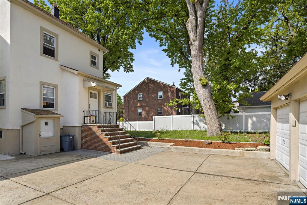414 N 8th
