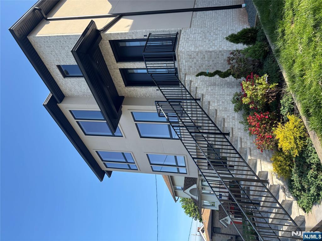 67 Harwood Ter, Palisades Park, New Jersey - 3 Bedrooms  
2 Bathrooms  
7 Rooms - 