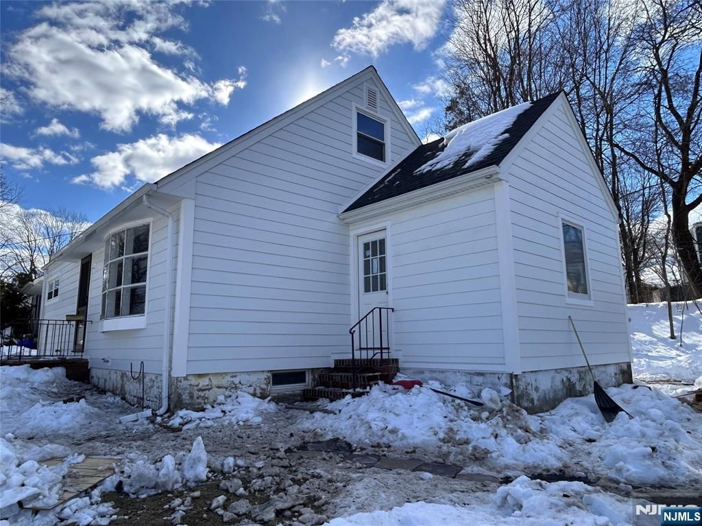 Photo of 231 Spruce Street, Midland Park, NJ 07432 (MLS # 26006910)