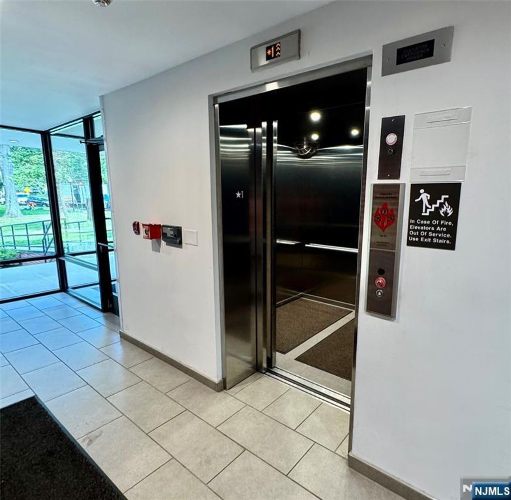 Photo of 3011 Edwin Ave #2H, Fort Lee, NJ 07024 (MLS # 25024571)