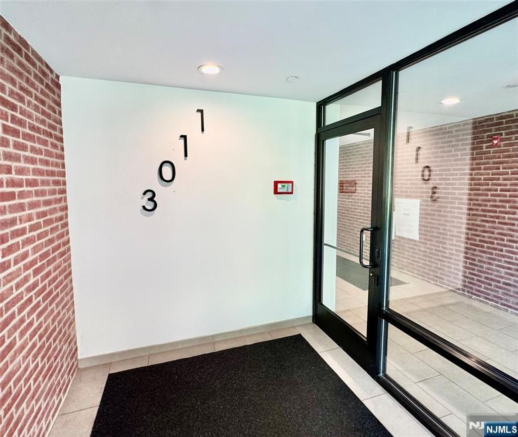 Photo of 3011 Edwin Ave #2H, Fort Lee, NJ 07024 (MLS # 25024571)