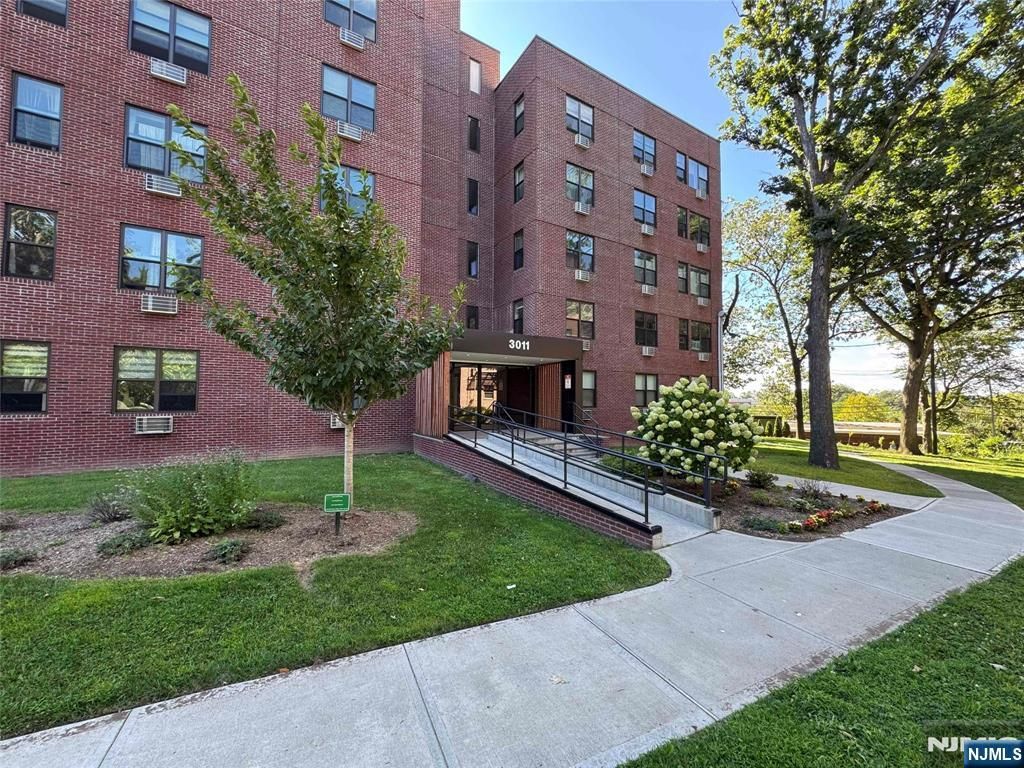 Photo of 3011 Edwin Ave #2H, Fort Lee, NJ 07024 (MLS # 25024571)