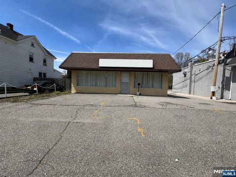 Photo of 901 Ringwood Avenue, Wanaque, NJ 07420 (MLS # 26014237)