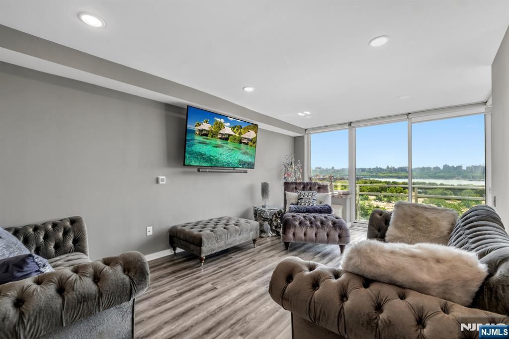 916 Hudson Park