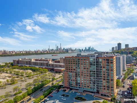 Photo of 916 Hudson Park, Edgewater, NJ 07020 (MLS # 26026728)