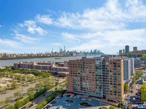 Photo of 916 Hudson Park, Edgewater, NJ 07020 (MLS # 26026728)