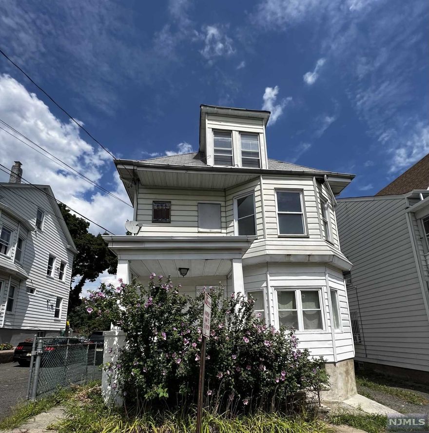 Beautiful large and bright three bedroom apartment in Prospect Park! Offering a large living area, extra large eat in kitchen, and three good sized bedrooms. Off-street parking for 3 vehicles included in rent. Shared use of the lovely backyard.