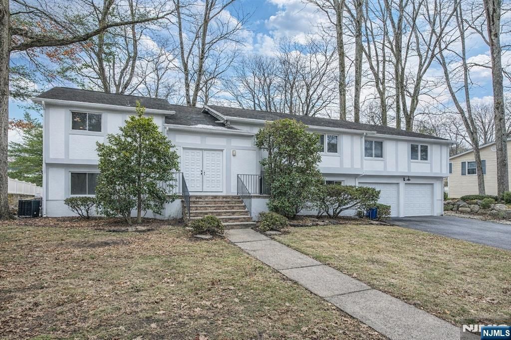 Photo of 36 Yellow Brick Road, Wayne, NJ 07470 (MLS # 26003680)