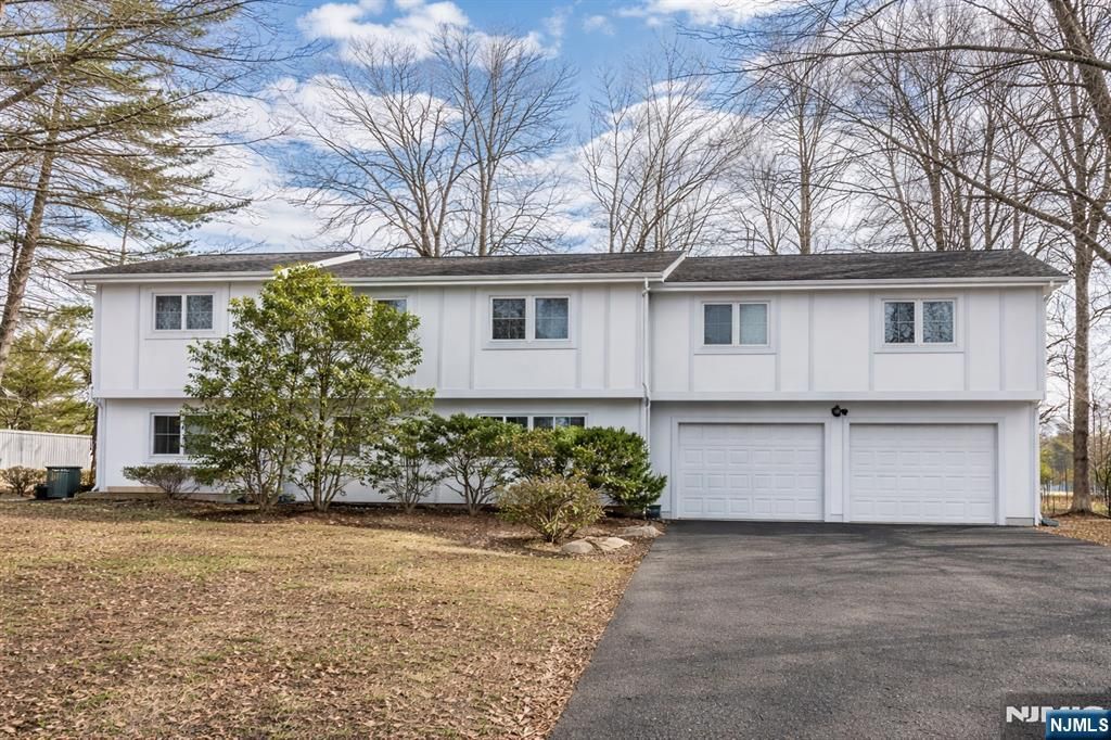 Photo of 36 Yellow Brick Road, Wayne, NJ 07470 (MLS # 26003680)