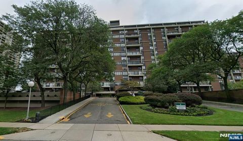 Photo of 2 Horizon RD #G-3, Fort Lee, NJ 07024 (MLS # 26019772)