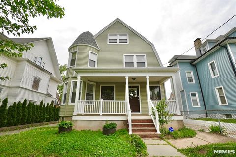 Photo of 566568 Highland AVE, Newark, NJ 07104 (MLS # 26018302)