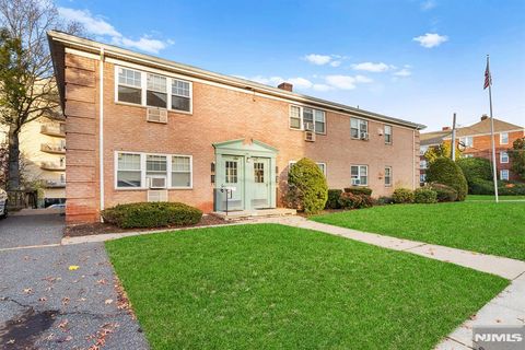 Photo of 138 Clinton Pl #1B, Hackensack, NJ 07601 (MLS # 25042274)