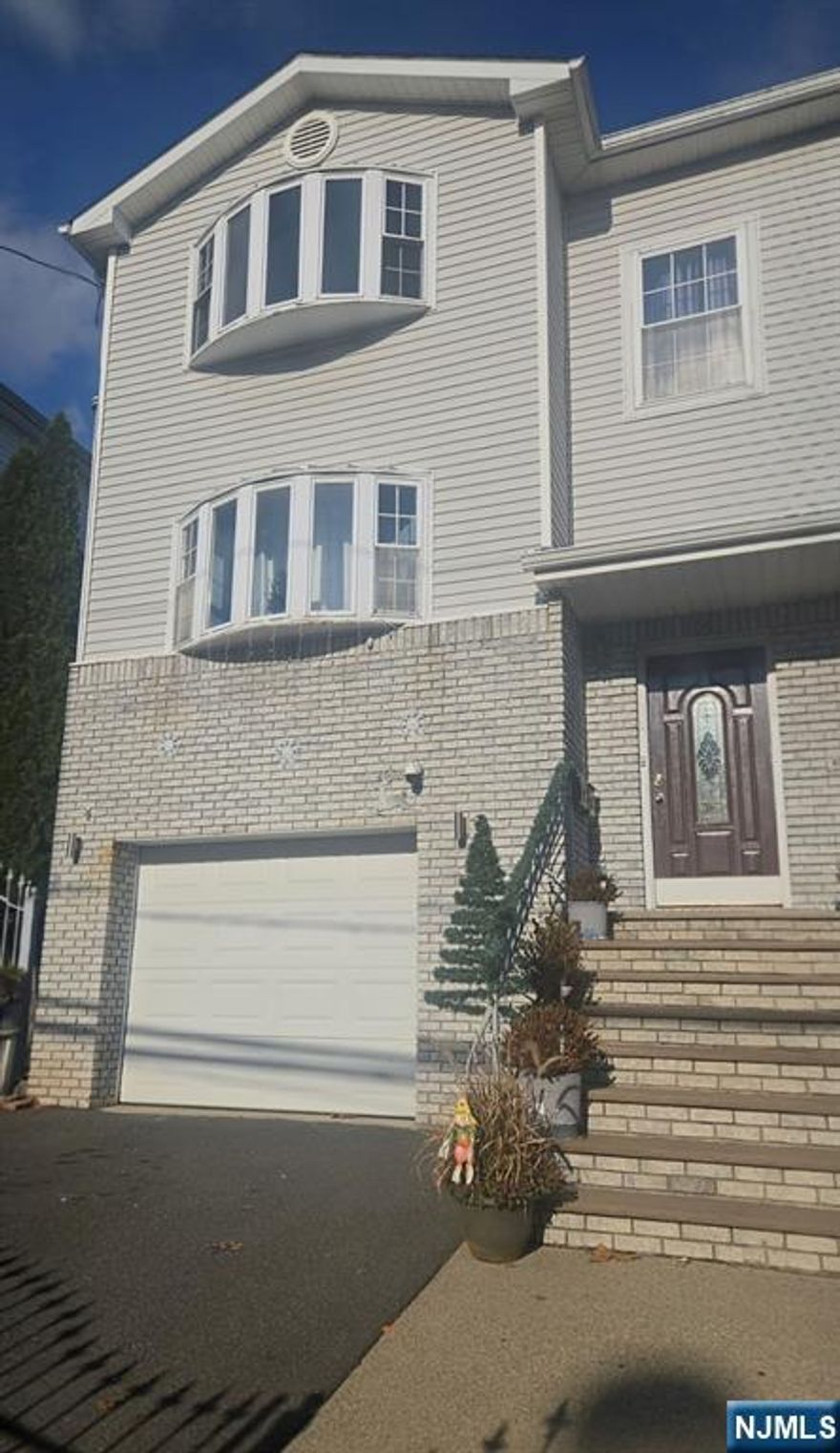 Spacious 3-bed 2-bath 2nd floor apartment featuring hardwood floor throughout, abundant natural sunlight, central AC and heat, and a private mini deck off the primary bedroom. Newly painted and renovated with modern finishes, this turn-key unit is located in a quiet residential area of North Newark, close to schools and public transportation, with convenient access to shopping, dining, and major transit routes. All applicants are subject to a background and income verification; a minimum one-year lease is required, and the apartment is available for immediate occupancy. The owner pays for water and sewage. Renter pays for gas and electricity. No smoking allowed. No broker fee.