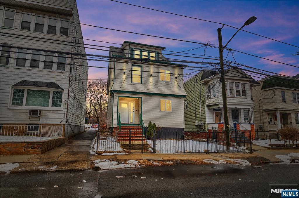 464 Myrtle Avenue