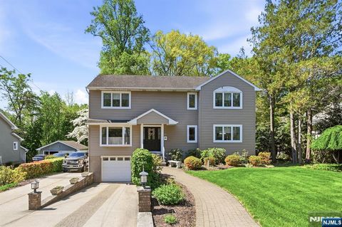 Photo of 21 Lakeview Avenue, Park Ridge, NJ 07656 (MLS # 26019195)