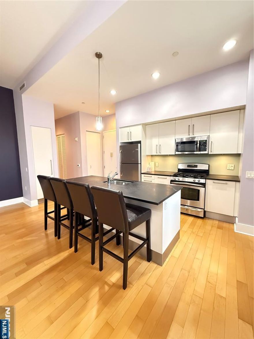 This spacious 1-bedroom, 1-bathroom apartment offers abundant natural light and serene views of Overlook Park. The unit features a modern kitchen with stainless steel appliances, an in-unit washer/dryer, and ample closet space. Residents of The Beacon enjoy a wealth of resort-style amenities, including a 5-minute shuttle to the PATH station, a deli on-site, 24-hour doorman and security services, steam and dry saunas, a year-round heated indoor pool, a fully equipped gym, free fitness classes, an outdoor park, dog run, children's playroom, library, poker room, billiards, and free Wi-Fi in common areas. Parking is available for an additional fee. Situated in a vibrant community, this apartment offers both comfort and convenience.