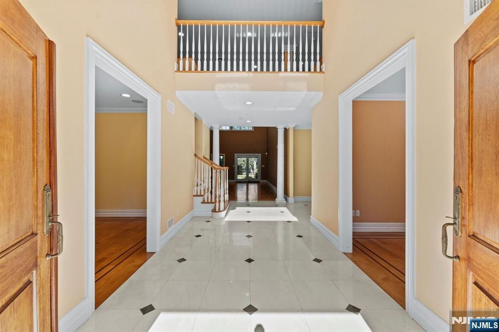 Photo of 327 E Midland Avenue, Paramus, NJ 07652 (MLS # 25036828)