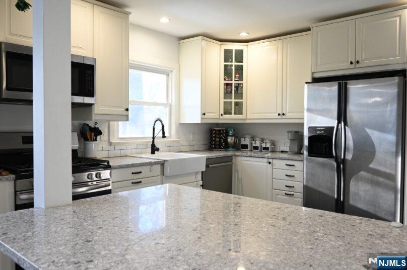 Ramsey, New Jersey 07446, United States, 4 Bedrooms Bedrooms, ,2 BathroomsBathrooms,Residential,Pending,77720