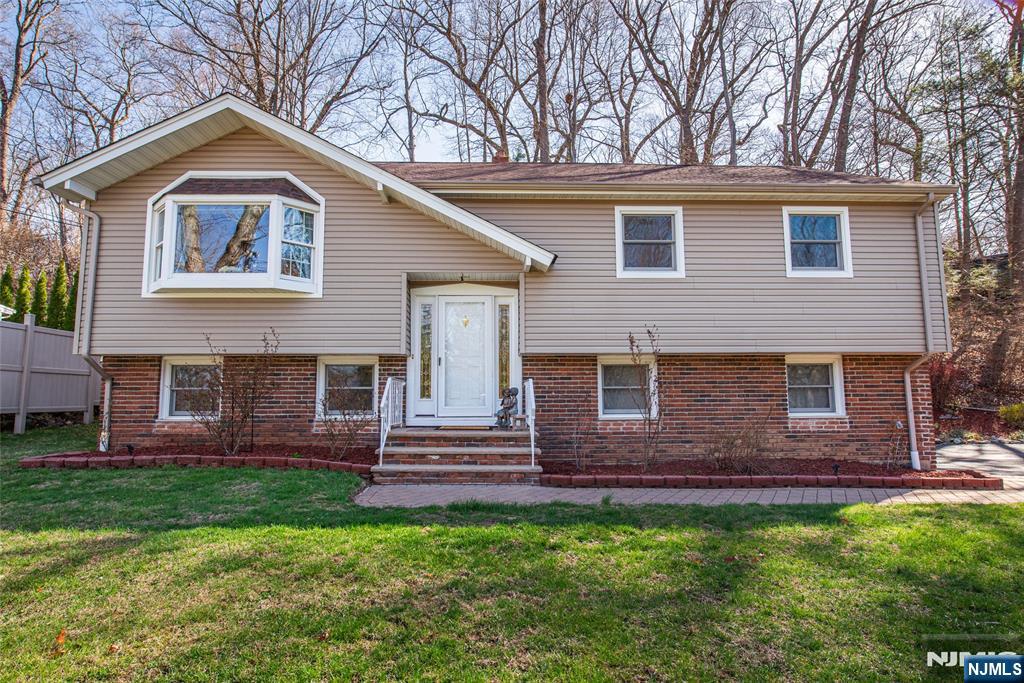 29 Cedar Road, Ringwood, New Jersey - 3 Bedrooms  
2 Bathrooms  
8 Rooms - 