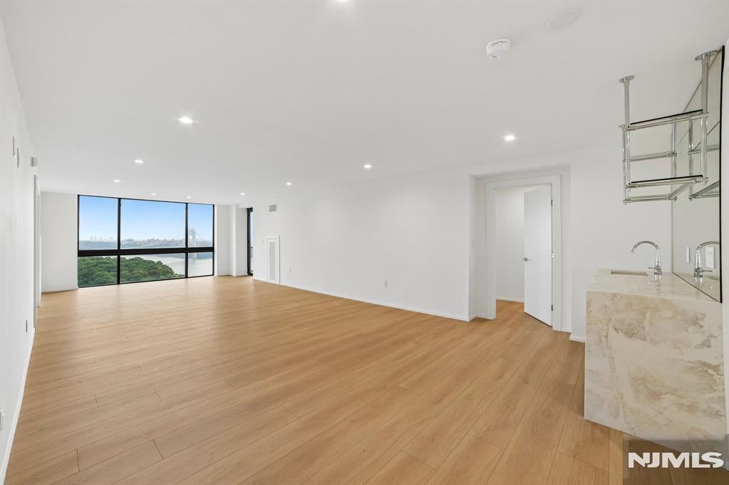 1512 Palisade Avenue 16G