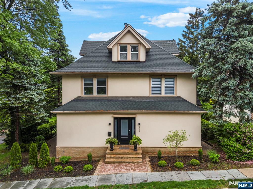 Property for Sale at 296 Highfield Lane, Nutley, New Jersey - Bedrooms: 5 
Bathrooms: 2 
Rooms: 15  - $995,000