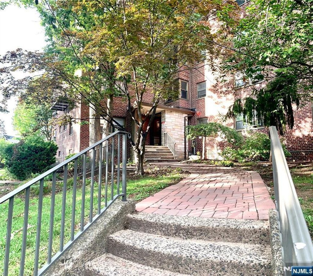 Photo of 501 Linwood Drive #4H, Fort Lee, NJ 07024 (MLS # 25030151)