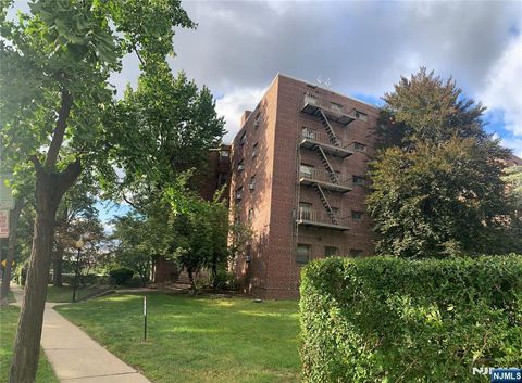 Photo of 501 Linwood Drive #4H, Fort Lee, NJ 07024 (MLS # 25030151)