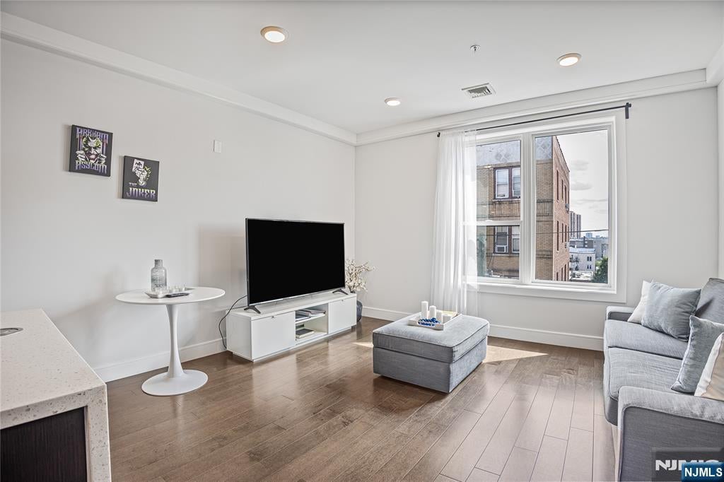 6401 Park Avenue 401