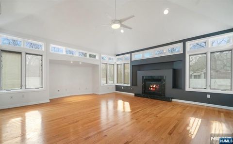 25-15 Waverly Avenue, Fair Lawn, NJ 07410 - MLS#: 25005663