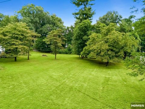 6 Schubert Lane Paramus NJ 07652