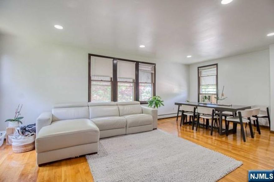 NICE & CLEAN 2BRS APARTMENT LOCATED ON VERY BEAUTIFUL RESIDENTIAL AREA! HARDWOOD FLOORS THROUGHOUT, LARGE & BRIGHT LIVING ROOM, MODERN EAT IN KITCHEN, GOOD SIZE BEDROOMS, 2PARKING SPACES AVAILABLE,WASHER/ DRYER ON FIRST FLOOR...THE BEST BLUE RIBBON SCHOOL SYSTEM...CLOSE TO SCHOOLS, PARK, SHOPPING AND NY TRANSPORTATION!!! PLEASURE TO SHOW!!!