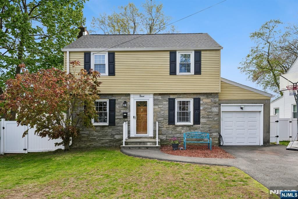 Photo of 4 Greenwood Avenue, West Orange, NJ 07052 (MLS # 26013990)