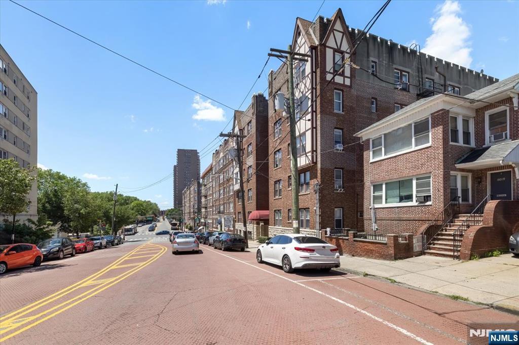 6015 E Blvd 1B