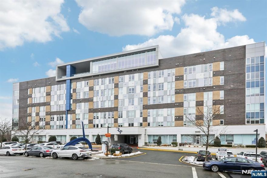 ** NEW MGMNT / 1M FREE - 12M LEASE, 2M FREE - 18M LEASE **RIDGE POINTE masterfully combines comfort and convenience, setting a new benchmark for residential luxury. ** Amenity - included rent. A host of sophisticated amenities provides residents with an unparalleled lifestyle. The secure and desirable location, within one mile of the George Washington Bridge, combines premium access, excellent retail, and well-rated schools. ** 1,734 Sqft unit