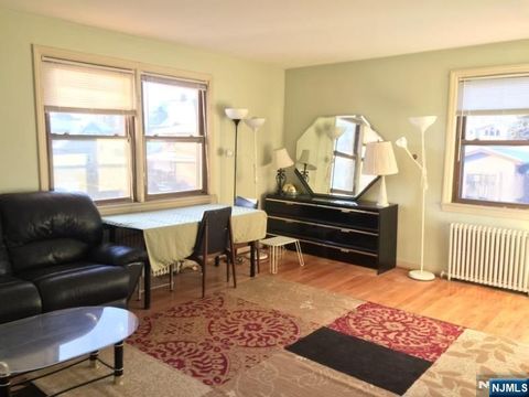 Photo of 418 Main St #D6, Fort Lee, NJ 07024 (MLS # 25042577)