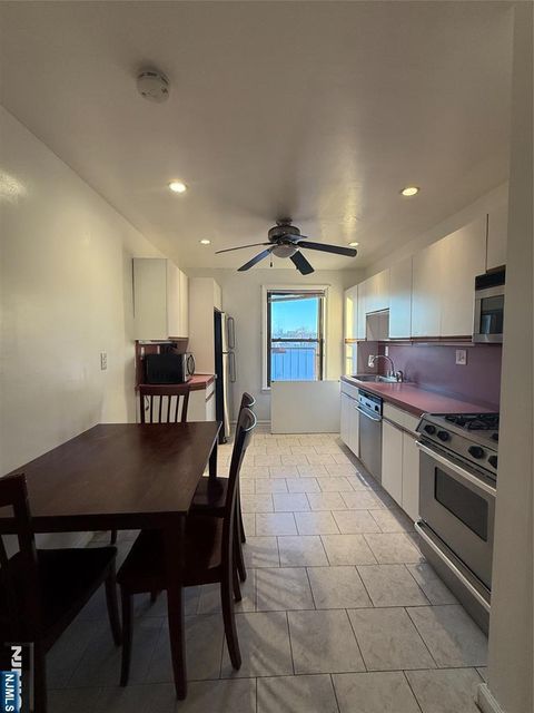 Photo of 418 Main St #D6, Fort Lee, NJ 07024 (MLS # 25042577)