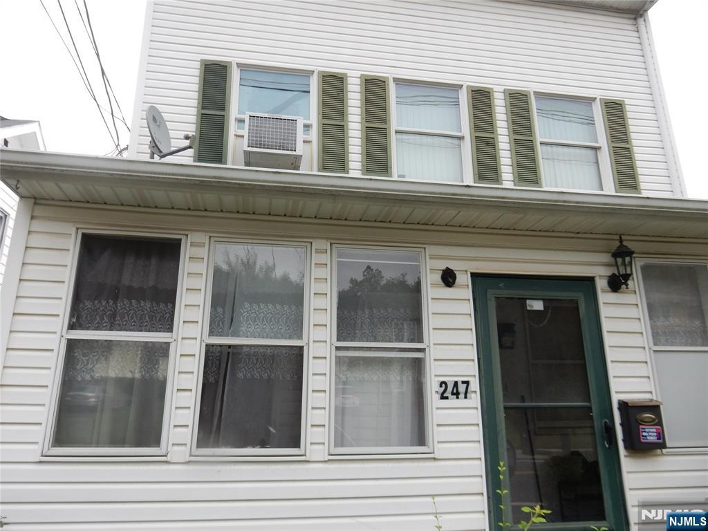 247 Valley Rd, Clifton, New Jersey - 2 Bedrooms  
1 Bathrooms  
5 Rooms - 