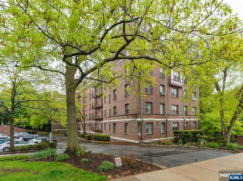 Photo of 100 Palisade Avenue #B22, Englewood, NJ 07631 (MLS # 26015029)