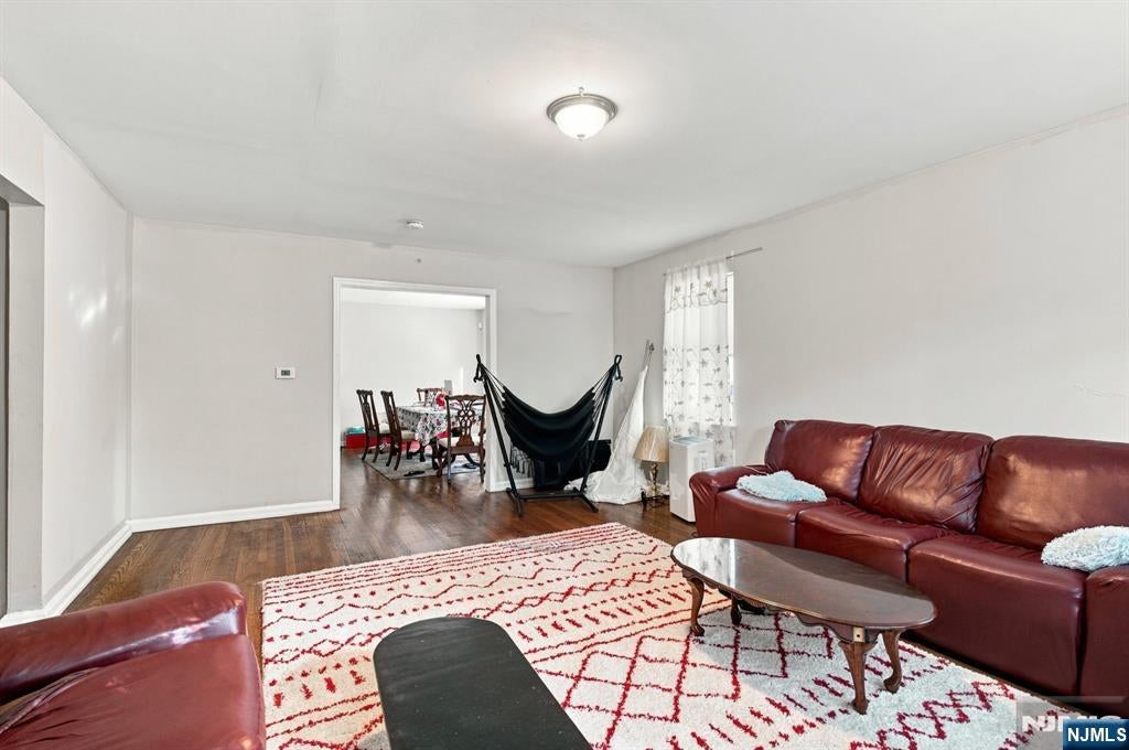 120-122 Tuxedo Parkway