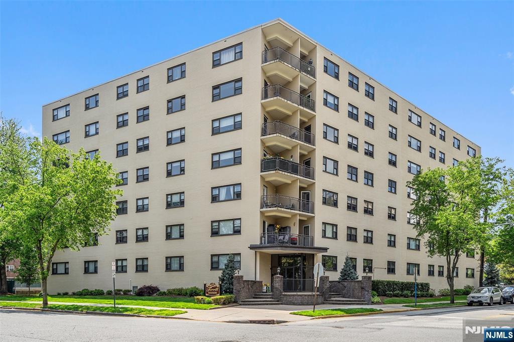 25 Grand Ave 4B, Hackensack, New Jersey - 2 Bedrooms  
1 Bathrooms - 
