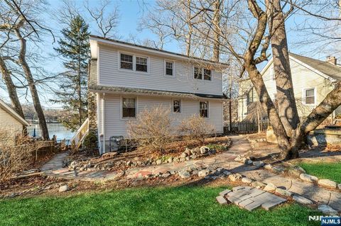 Photo of 103 Upper Lakeview Ave, Ringwood, NJ 07456 (MLS # 25043912)