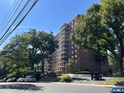 Photo of 301 Beech St #8D, Hackensack, NJ 07601 (MLS # 25043447)