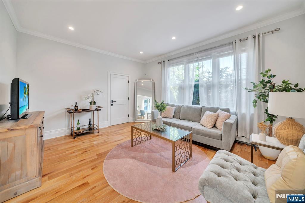 264 Orient Way