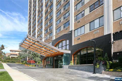 Photo of 250 Gorge Road #28E, Cliffside Park, NJ 07010 (MLS # 26029397)