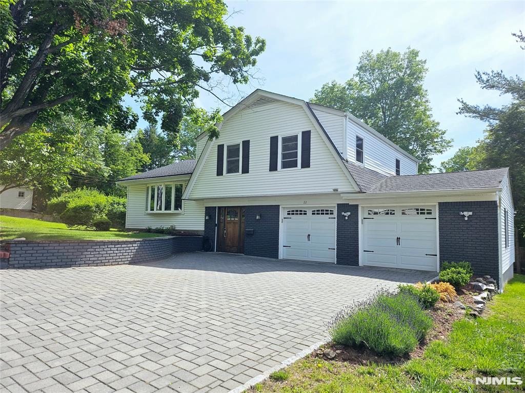22 Adele Ave, Demarest, New Jersey - 4 Bedrooms  
3 Bathrooms  
8 Rooms - 