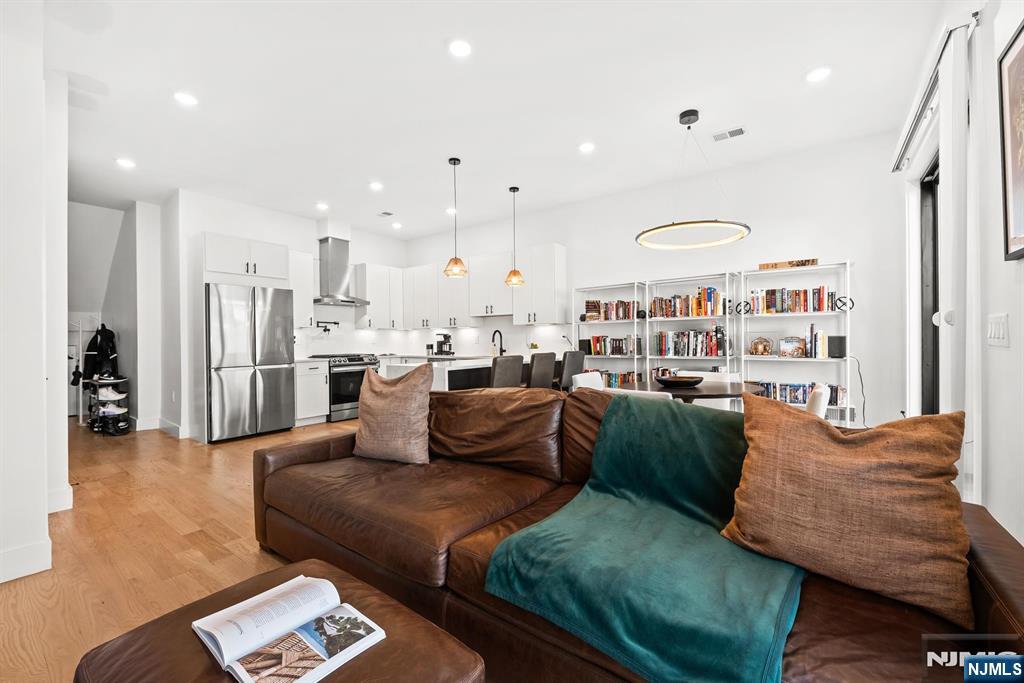 34 Manhattan Avenue 2